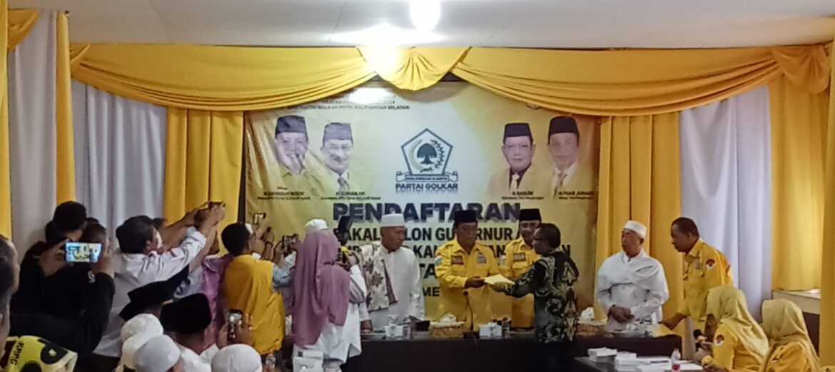 Ketua DPD Partai Golkar Provinsi Kalsel H Sahbirin Noor saat menerima berkas pendaftaran Acil Odah yang diserahkan oleh Tim Pemenangan Muhammad Syahrizal Aufa.(foto : ist)