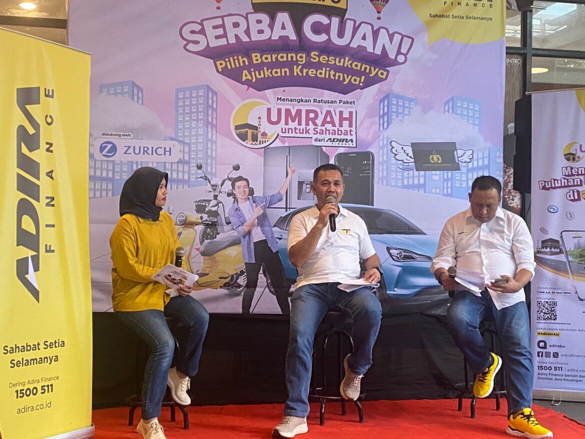 Kepala Wilayah Kalimantan Adira Finance, Weldia Putra Chaniago, saat menerangkan progtam Adira Expo di Banjarmasin, Jumat (17/5/2024).