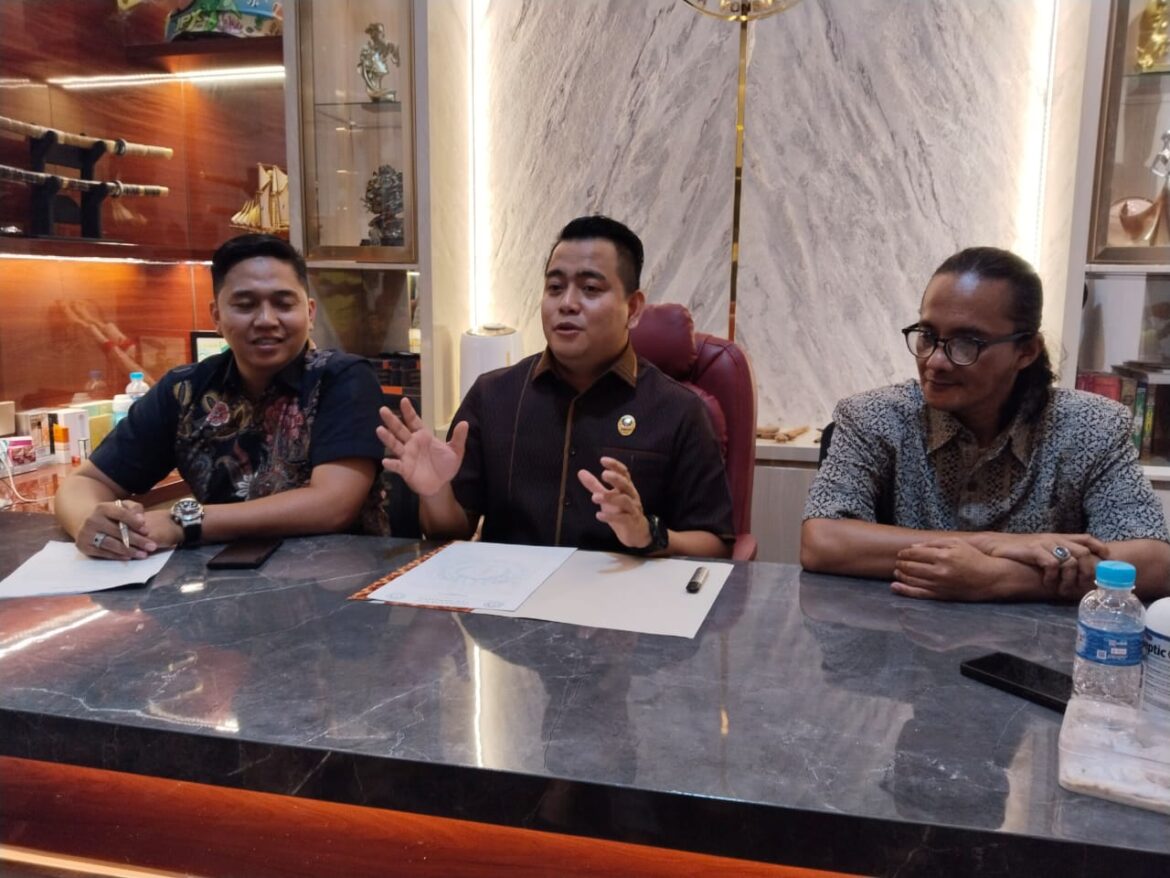 UANG DAMAI - Angga D Saputra SHMH selaku Kuasa Hukum korban persalinan bayi tewas Kepala putus dari Malpraktik petugas medis RSUD Ulin . Didampingi Ketua Tim Ahmad Ryan Firmansyah dan anggotanya Tanjung SH menolak uang damai tawaran dari RS milik Pemrprov Kalsel tersebut, Kamis (23/5/2024). (foto:sum/brt)