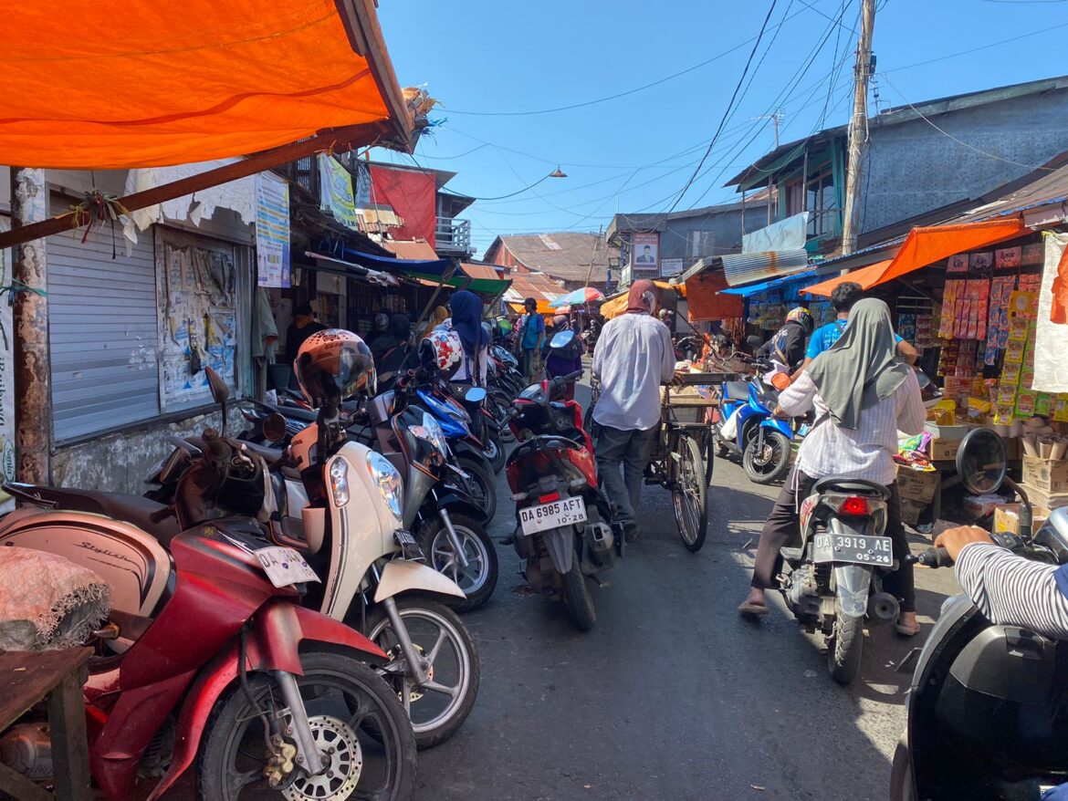 Jalan Pasar Lama dipenuhi lapak jualan.