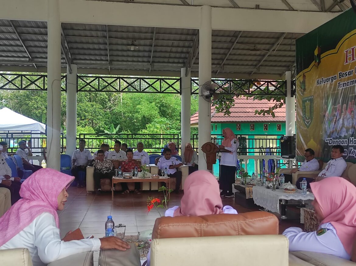 Penjabat Bupati Tabalong Hj Hamida Munawarah menyampaikan sambutan di acara Halalbihalal DKPPTPH Tabalong.(foto : humas)