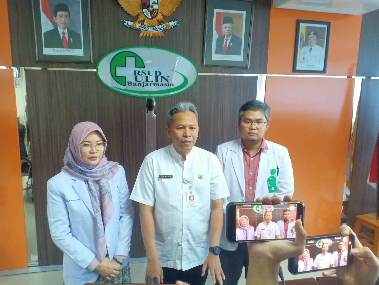 Direktur RSUD Ulin Banjarmasin, dr Diauddin, M.Kes didampingi Dokter Spesialis Saraf & Ahli Neurologi Intervensi Staf Kelompok Staf Medis (KSM) Ilmu Penyakit Saraf RSUD Ulin Banjarmasin, dr M Welly Dafif, Sp.N, FINA dan dr Hj Lily Runtuwene, Sp.S