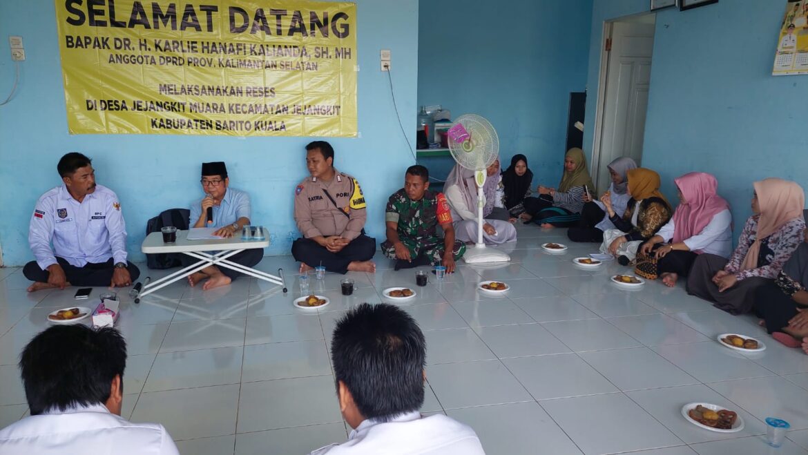 Anggota Komisi II DPRD Provinsi Kalsel Dr H Karlie Hanafi Kalianda, SH, MH saat menggelar reses yaitu menemui masyarakat  untuk menyerah aspirasi di daerah pemilihannya Kabupaten  Barito Kuala.(foto : ist)