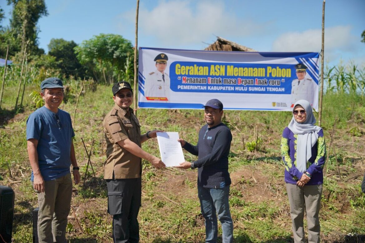 Bupati HST lakukan penanaman Pohon durian di Desa Wawai Gardu Kecamatan BAT , Provinsi Kalsel