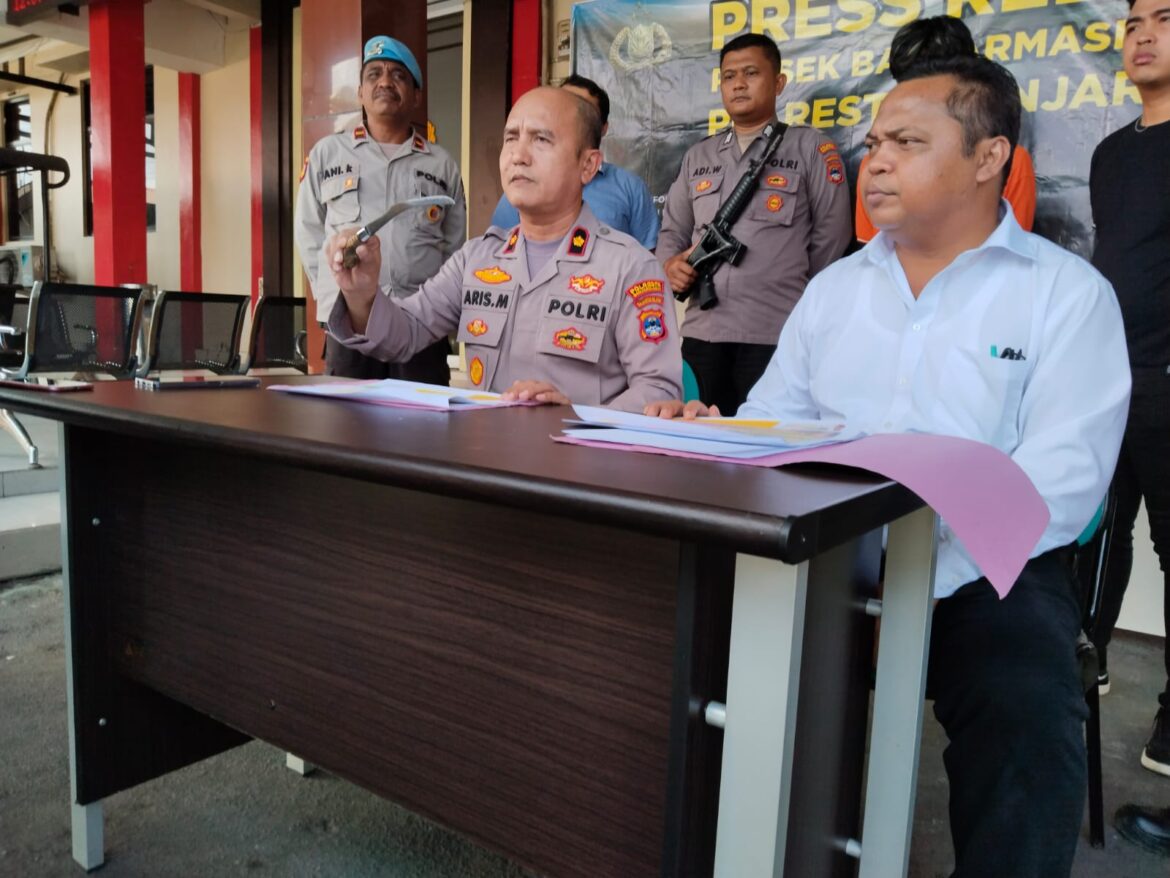 PELAKU PEMBUNUHAN - Kapolsek Banjarmasin Barat Kompol Aris Munandar saat menggelar sopir truk Pelaku pembunuhan berinisial AD yang menusuk korban bernama M Agustian, (12/5/2024) dinihari. (foto:ist)