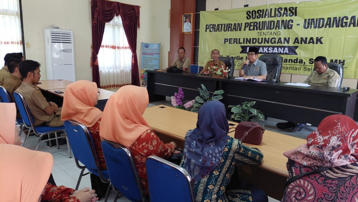 Anggota Komisi II DPRD Provinsi Kalsel, DR H Karlie Hanafi Kalianda, SH, MH menyampaikan materi dalam kegiatan Sosialisasi Peraturan Perundang-undangan tentang Perlindungan Anak,  yang digelar di Dinas Pemberdayaan Masyarakat dan Desa (DPMD) Kabupaten Batola di Marabahan, Selasa (21/5/2024).(foto : ist)