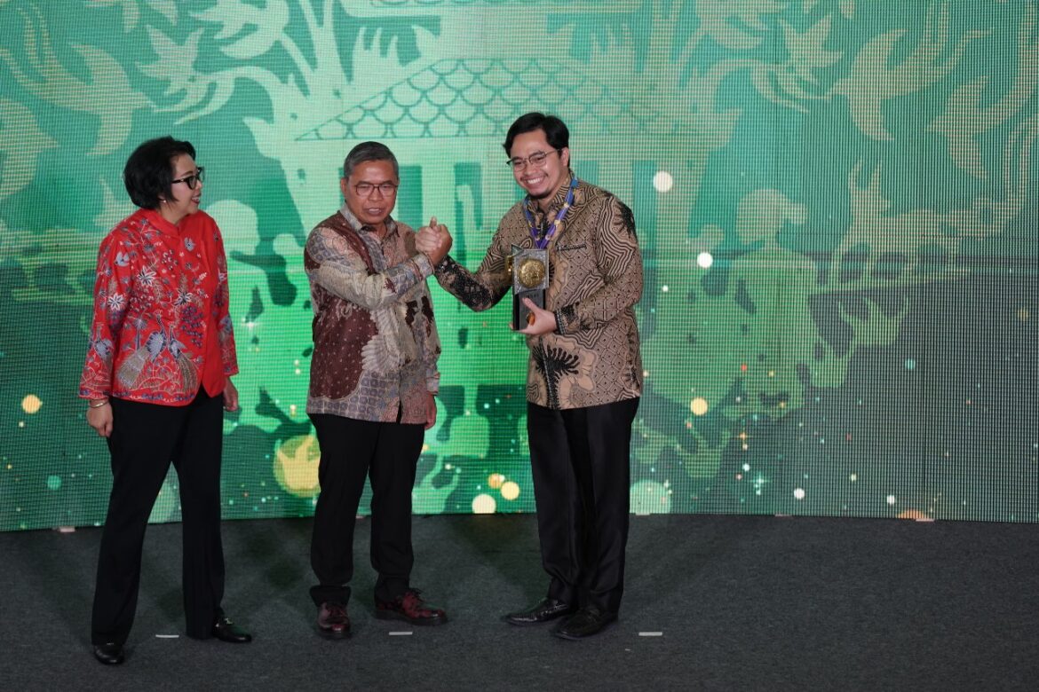 Terima Penghargaan Adipura
