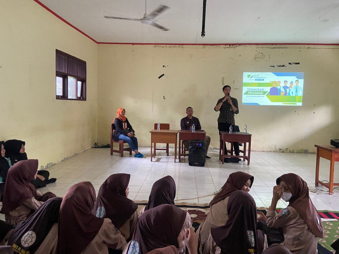 SOSIALISASI PROGRAM - Kepala Kantor BPJS Ketenagakerjaan Cabang Batulicin Vina Dwina Yuskin dibantu stafnya saat sosialisasi manfaat program unggulan kepada ratusan siswa dan guru di aula pertemuan Sekolah Menengah Kejuruan Al-Hidayah Batulicin, Kamis (2/5/2024).(foto : ist)