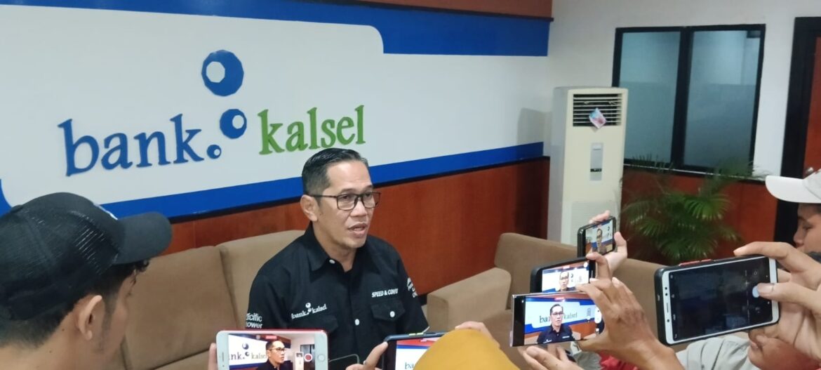 Kepala Divisi Sekretaris Perusahaan Bank Kalsel Firmansyah. (foto:baritopost)