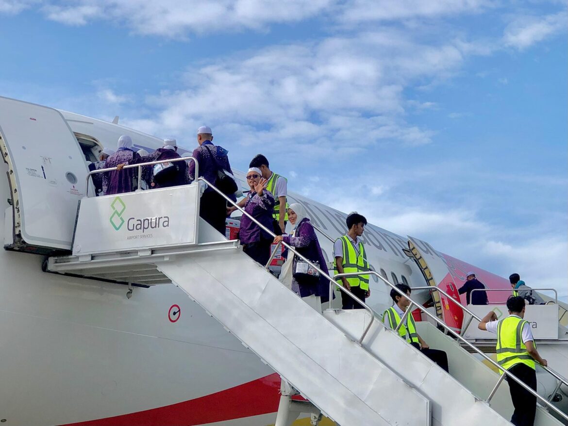 Jamaah Haji Embarkasi Banjarmasin Menaiki Pesawat Airbus A340 Garuda Indonesia (foto:istimewa)