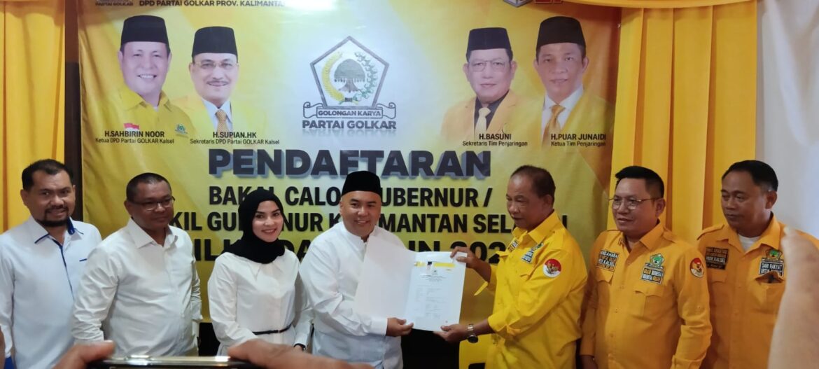 H Akhmad Rozanie Himawan Nugraha (Haji Zanie) bersama Mustaqimah H Kartoyo Abdi Rahman Menyerahkan Berkas Pendaftaran Diterima Ketua Tim Penjaringan Golkar Kalsel H Puar Junaidi dan H Basuni (foto;baritopost)