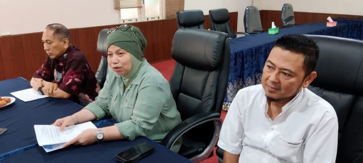 Ketua Hiswana Migas Kalsel Hj Muliana Yuniar, didampingi Sekretarisnya H Nicko, Penasehat H Addy Chairuddin Hanafiah (foto:baritopost)