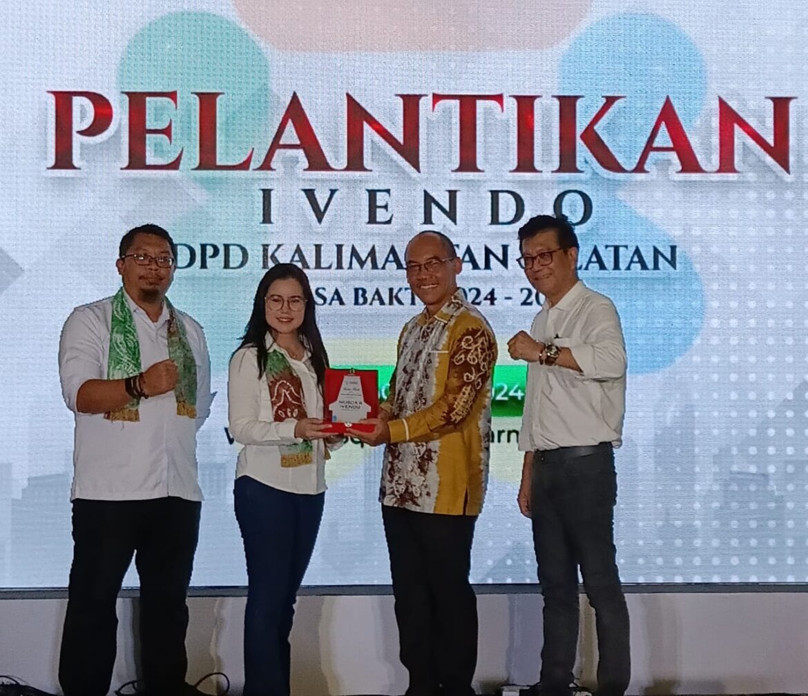 Penyerahan Kenang-Kenangan dari Ketua IVENDO Kalsel Neti kepada Pemprov Kalsel Adi Santoso (foto:istimewa)