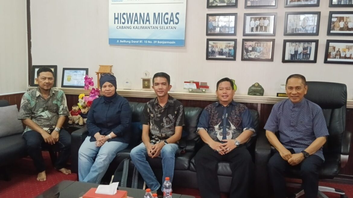 Ketua Hiswana Migas Kalsel Hj Muliana Yuniar didampingi Wakil Ketuanya H Irfani, Dewan Pembinanya H Addy Chairuddin Hanafiah, Sekretarisnya H Niko, dan Sales Branch Manager Wilayah Banjarmasin PT Pertamina Patra Niaga Syukra (foto:baritopost)