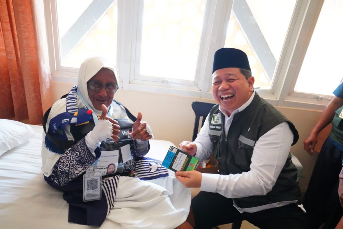 Ketua Petugas Penyelenggara Ibadah Haji (PPIH) Embarkasi Banjarmasin Dr HM Tambrin Bersama Jamaah Haji Lansia (foto:istimewa)