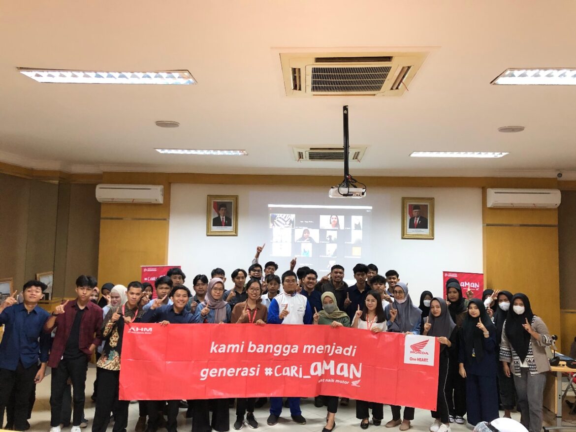 Trio Muda Bertalenta (TMB) Mendapatkan Edukasi Cari_Aman Berkendara