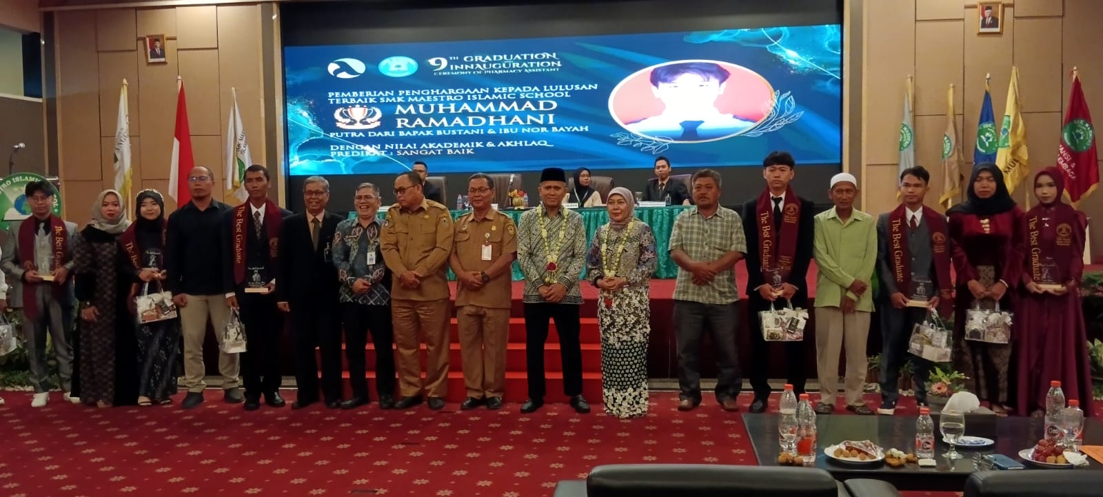 Tampak Ketua Yayasan Anggrek H Taufik Hidayat Bersama Kadisdik Banjarmasin Nuryadi dan Dinkes Kalsel serta lulusan SMK Moestro yang Berprestasi