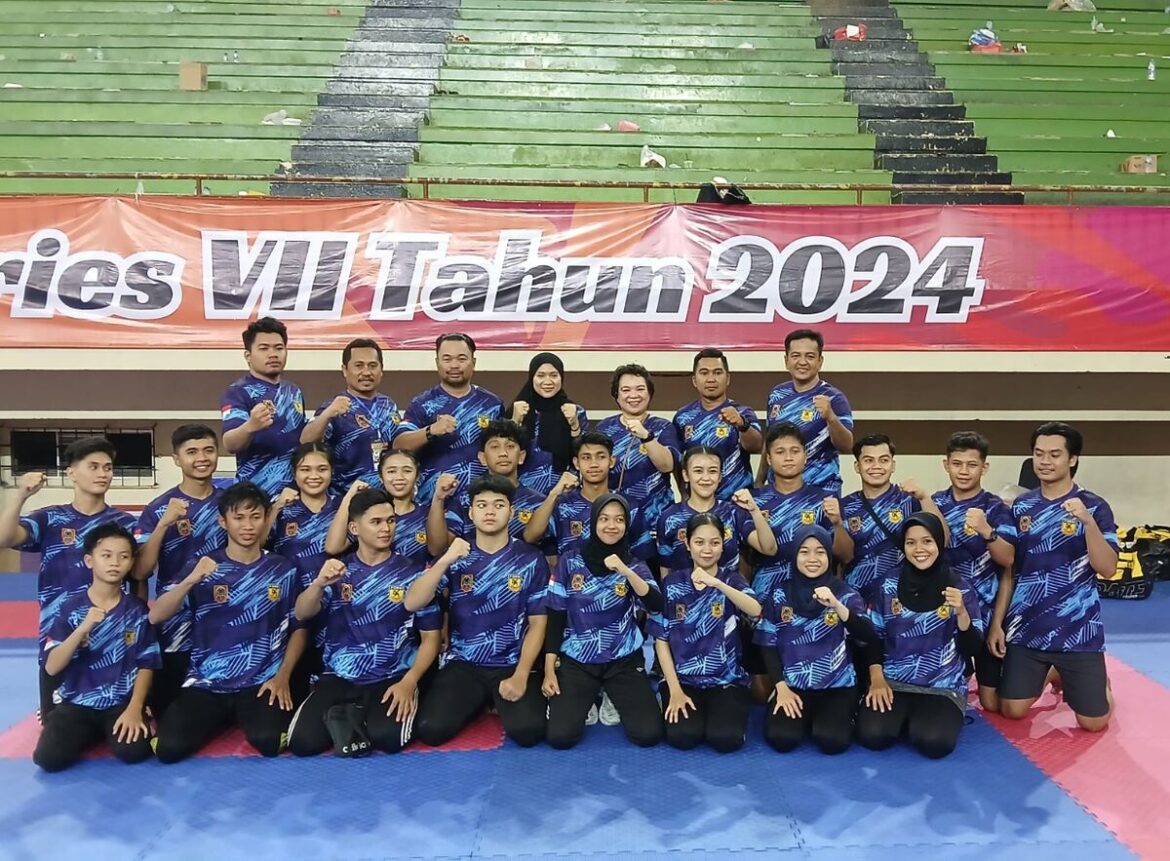 Kontingen Mahligai Kalsel yang berhasil menjadi juara umum Jakarta Karate Open dan Festival International Championship 2024. (foto; ist/brt)