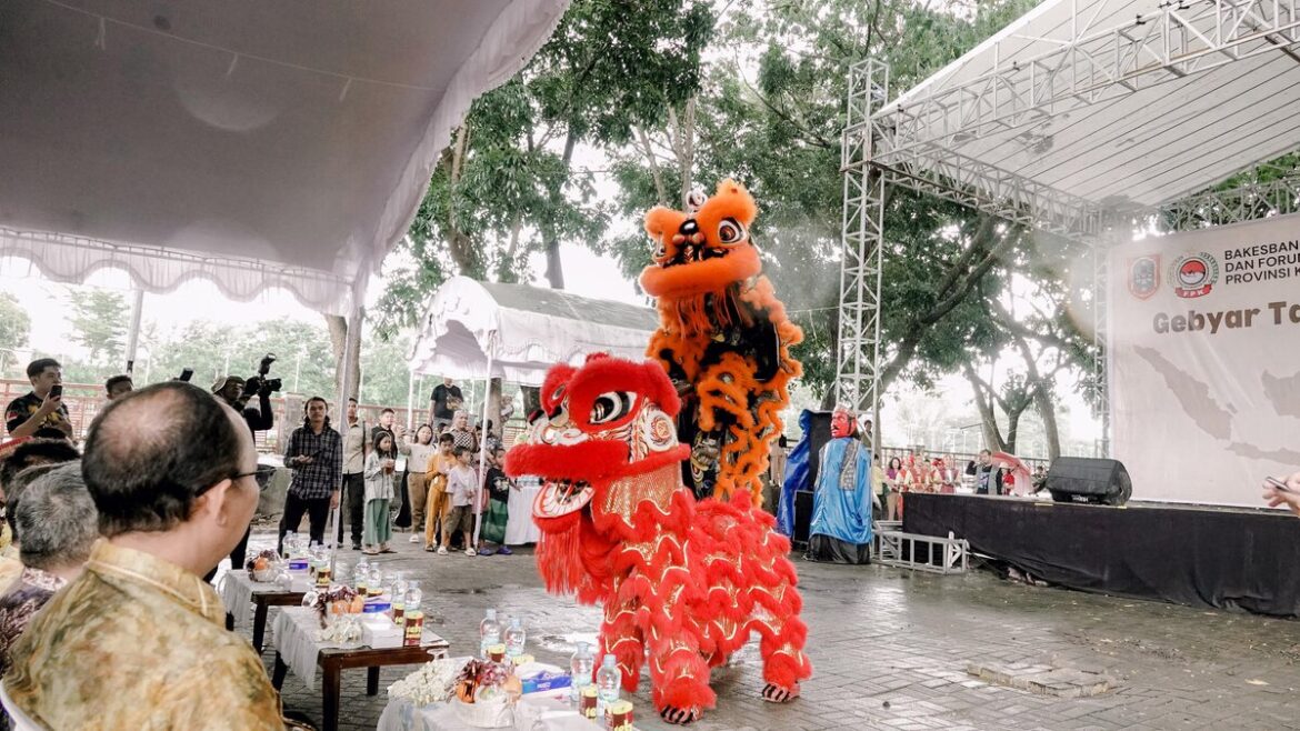 Kesenian barongsai yang turut ditampilkan pada Gebyar Tarian Nusantara 2024, Sabtu (01/06/2024) di kawasan Menara Pandang Jalan Piere Tendean Kota Banjarmasin. (Foto slm/brt)