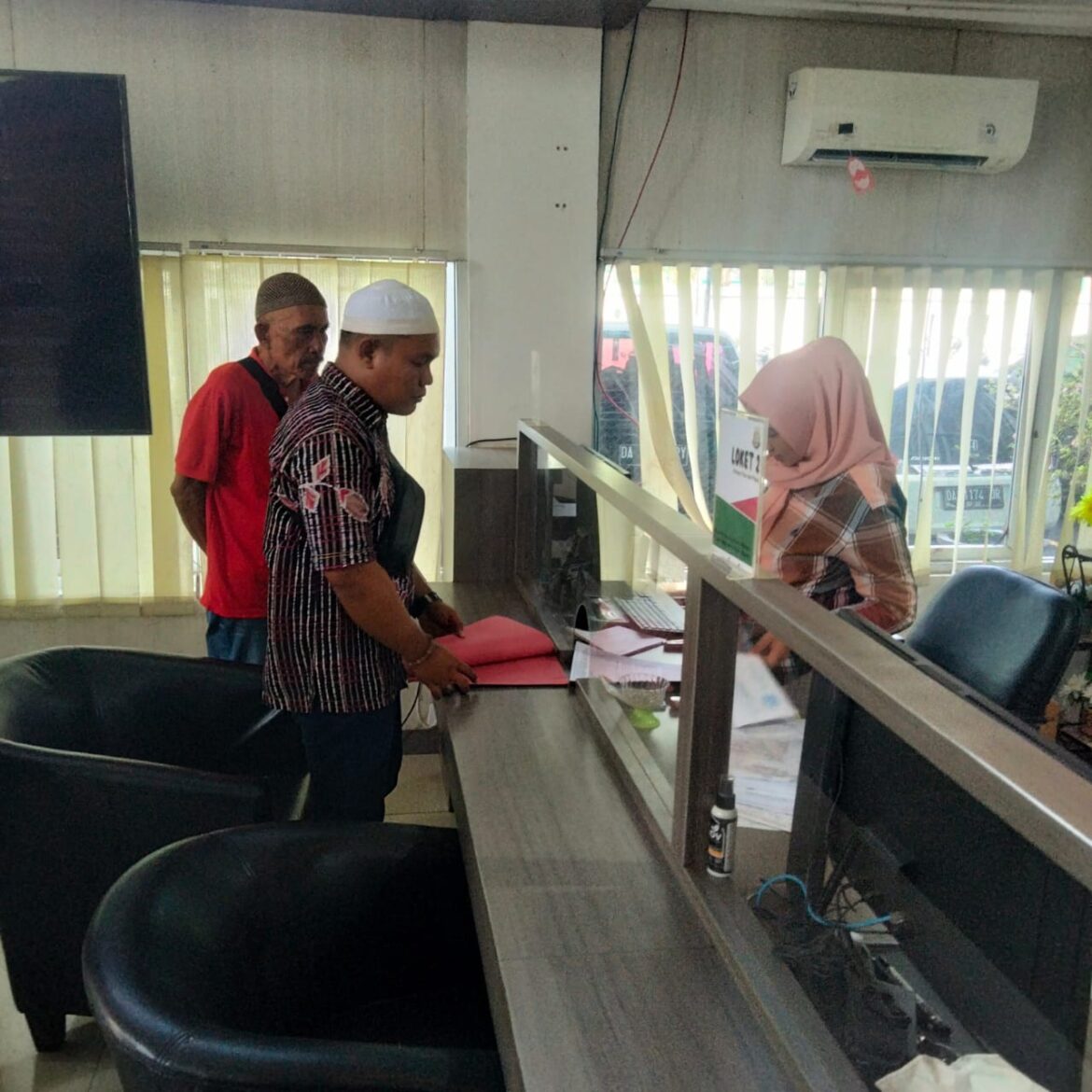 Ketua Aliansi Masyarakat Pemerhati Hukum (AMPH) Kaspudin bersama rekan saat melaporkan secara resmi dugaan korupsi di Satker PUPR HST.