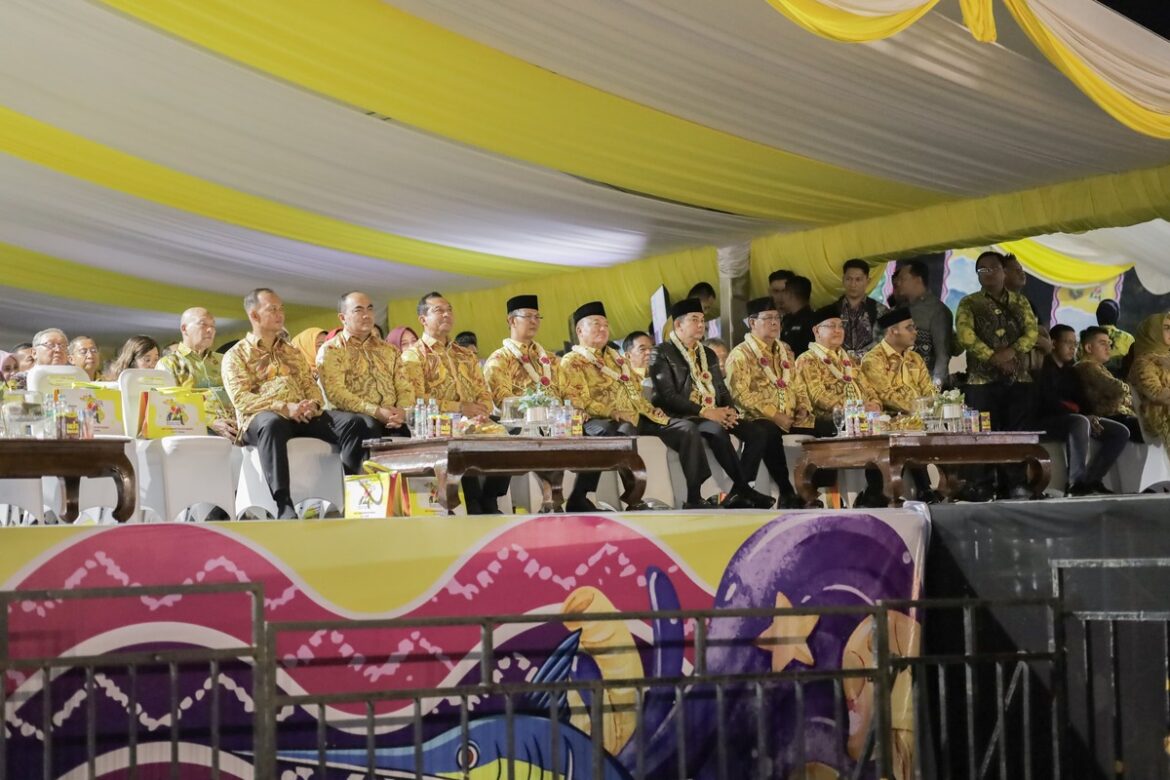 Wakil Ketua Komisi II DPRD Kalsel Muhammad Yani Helmi turut menghadiri puncak peringatan Hari Jadi ke-74 Kabupaten Kotabaru Tahun 2024 bersama Gubernur Kalsel H Sahbirin Noor dan Wakil Gubernur Kalsel H Muhidin di Siring Laut Kotabaru.(foto : humasdprd)