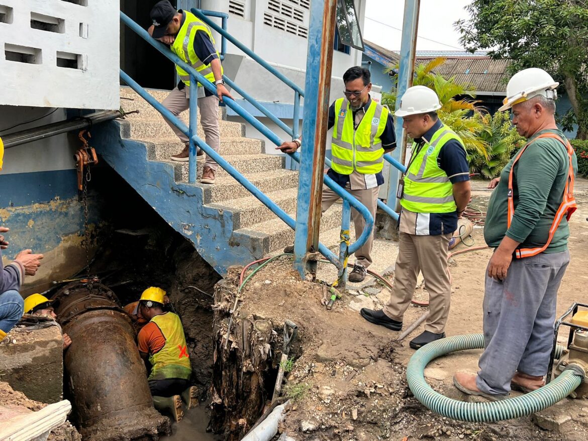 Perbaikan pipa distribusi PAM Bandarmasih dipantau langsung oleh Dirop PAM, Edwardsyah.