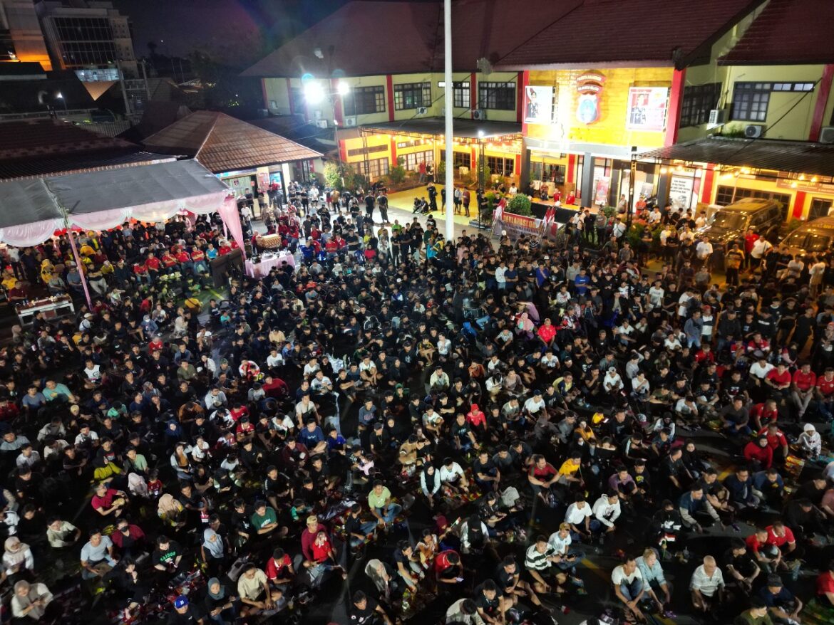 NOBAR TIMNAS - Ratusan warga saat mengikuti nobar Timnas Indonesia melawan Filipina di Mako Polresta Banjarmasin sekaligus mengajak masyarakat Deklarasi Pilkada Damai, Selasa (11/6/2024) malam. (foto:ist)