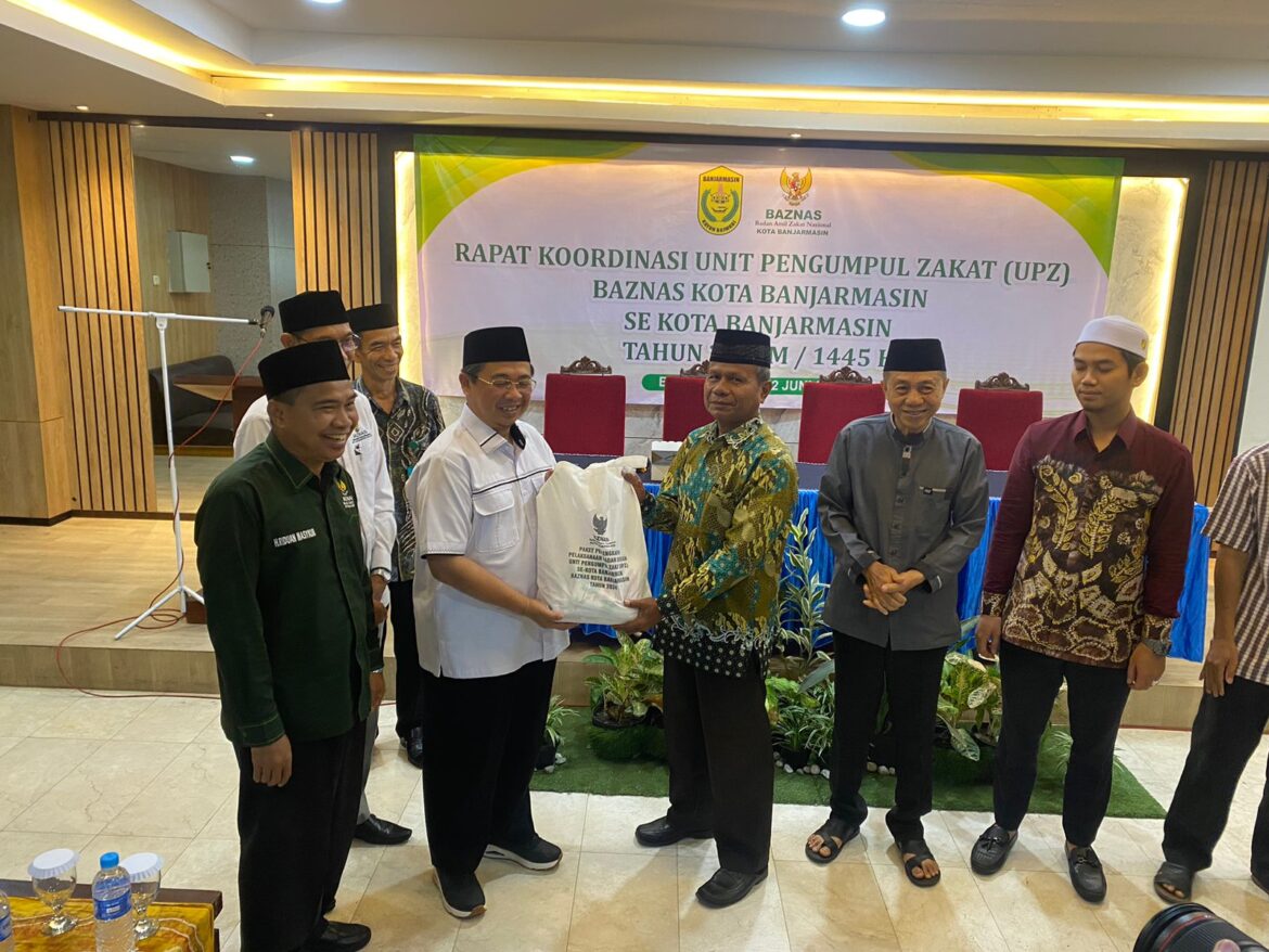 Wali Kota Banjarmasin, Ibnu Sina bersama pengurus masjid dan Baznas Kota Banjarmasin.