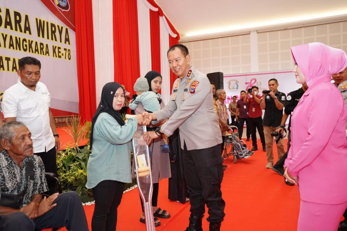Kapolda Kalsel saat rangkaian kegiatan Bakti Sosial dan Bakti Kesehatan