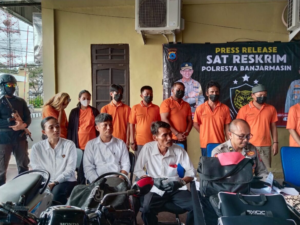 PENCURI LAPTOP - Sebanyak tujuh komplotan pencuri laptop di SDN Basirih, diantaranya dua wanita diduga sebagai penjual saat digelar kasusnya oleh Kasat Reskrim Polresta Banjarmasin AKP Eru Alsepa, Senin (3/6/2024). (foto:sum/brt)