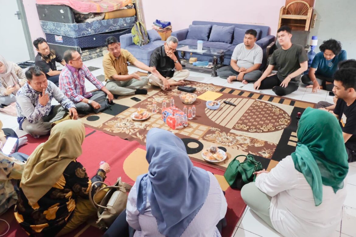 Rombongan Komisi I DPRD Provinsi Kalsel meninjau Asrama Mandastana milik Pemprov Kalsel di Kota Malang Jatim sekaligus menerima masukan dan keluhan dari mahasiswa penghuni asrama.(foto : humasdprdkalsel)