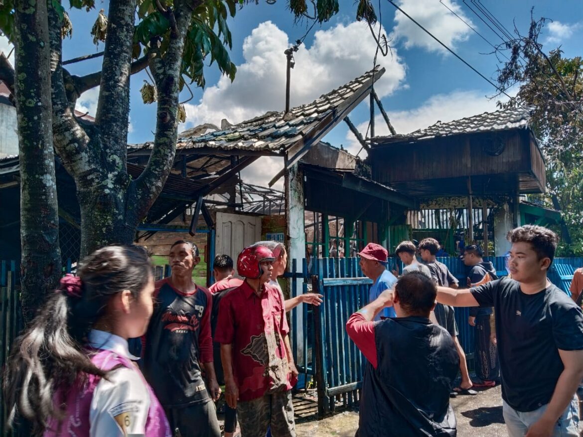 TINGGAL RANGKA - Bedakan rumah Didi yang dihuni Iki dan Firdaus tinggal rangka usai diamuk si jago merah, Senin (10/6/2024) pagi Jelang siang. (foto;sum/brt)