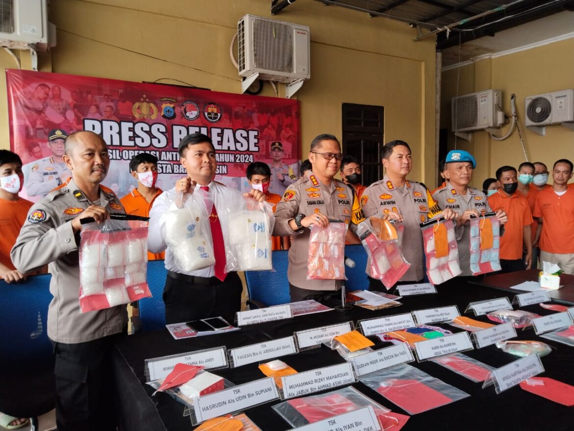 GELAR NARKOBA - Kapolresta Banjarmasin Kombes Pol Sabana Atmojo didampingi Wakapolresta Banjarmasin AKBP Arwin Amrih Wientama dan Kasat Resnarkoba Polresta Kompol Prawira Bala Putra Dewa dalam Press Release Operasi Antik Intan di Halaman Mapolresta setempat, Senin (3/6/24) pagi