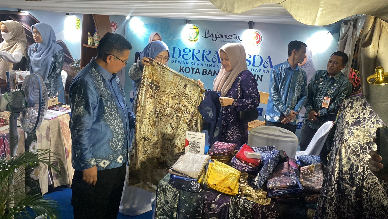 Kunjungan Wali Kota Banjarmasin ke stand pameran sasirangan di BSF.