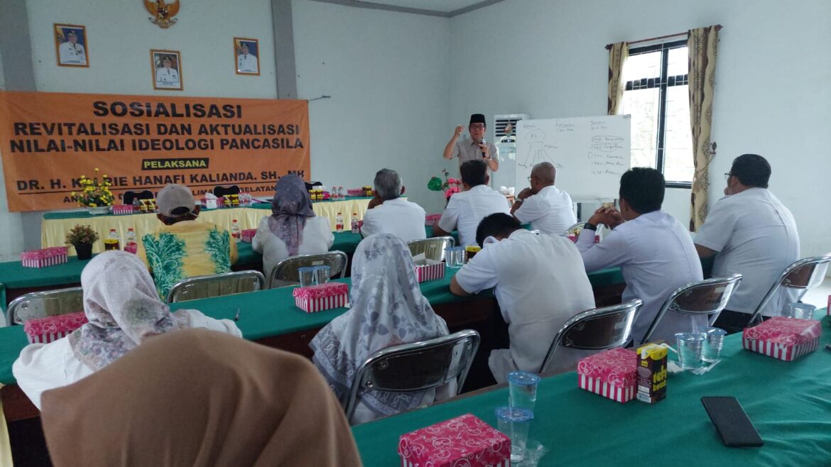 Anggota Komisi II DPRD Provinsi Kalsel Dr H Karlie  Hanafi Kalianda, SH, MH saat memaparkan tentang Nilai-nilai Ideologi Pancasila di Kantor Dinas Perkebunan dan Peternakan Kabupaten Batoladi Marabahan, Jumat (7/6/2024).(foto : ist)