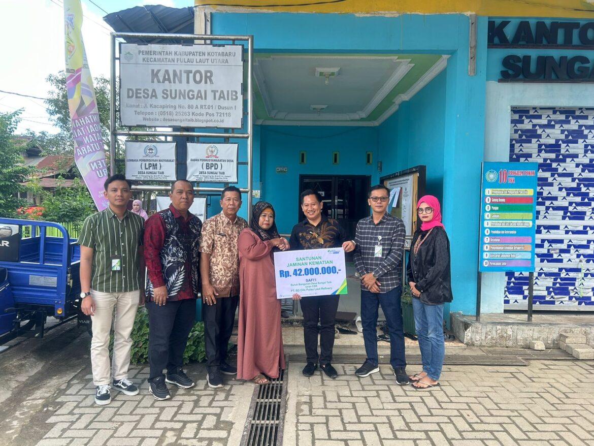 SERAHKAN JKM - BPJS Ketenagakerjaan Kantor Cabang Kotabaru saat menyerahkan Manfaat Program Perlindungan Jaminan Kematian (KJM) sebesar Rp42 juta kepada Rumiah selaku ahli waris buruh bangunan bernama Syafii di Desa Sungai Taib Kecamatan Pulau Laut Utara, Jumat(21/6/2024).(foto : ist)