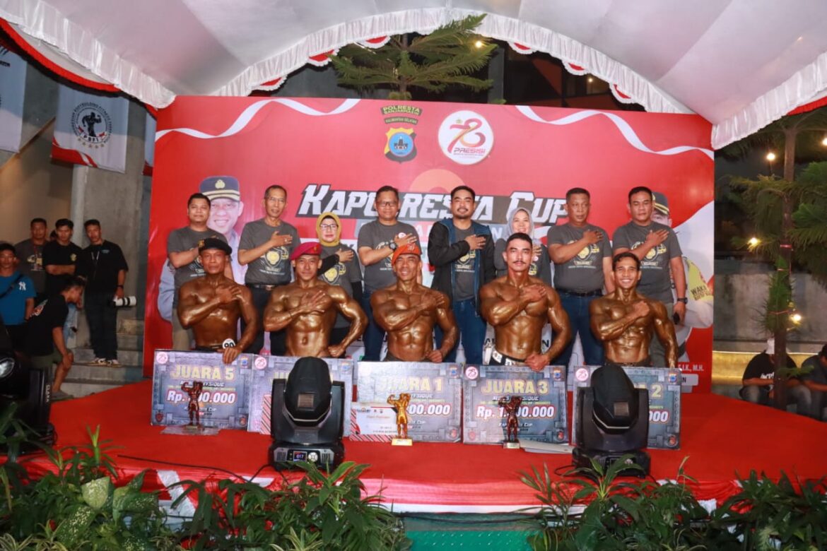BODY CONTEST - Inilah sang juara Body Contest dari tiga kategori yang digelar Polresta Banjarmasin Meriahkan HUT Bhayangkara ke 78, saat foto bersama forkopimkot setempat, Sabtu 29/6/2024) malam. (foto:sum/brt)