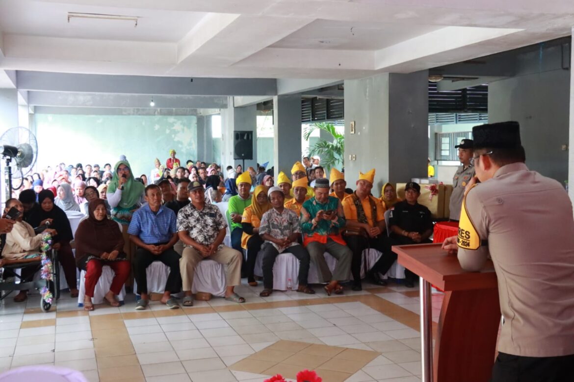 JUMAT CURHAT - Kapolresta Banjarmasin Kombes Pol Sabana Atmojo saat menerima pertanyaan dan masukan warga Jalan Tembus Mantuil Banjarmasin Selatan, Jumat (7/6/2024) pagi. (foto:ist) .