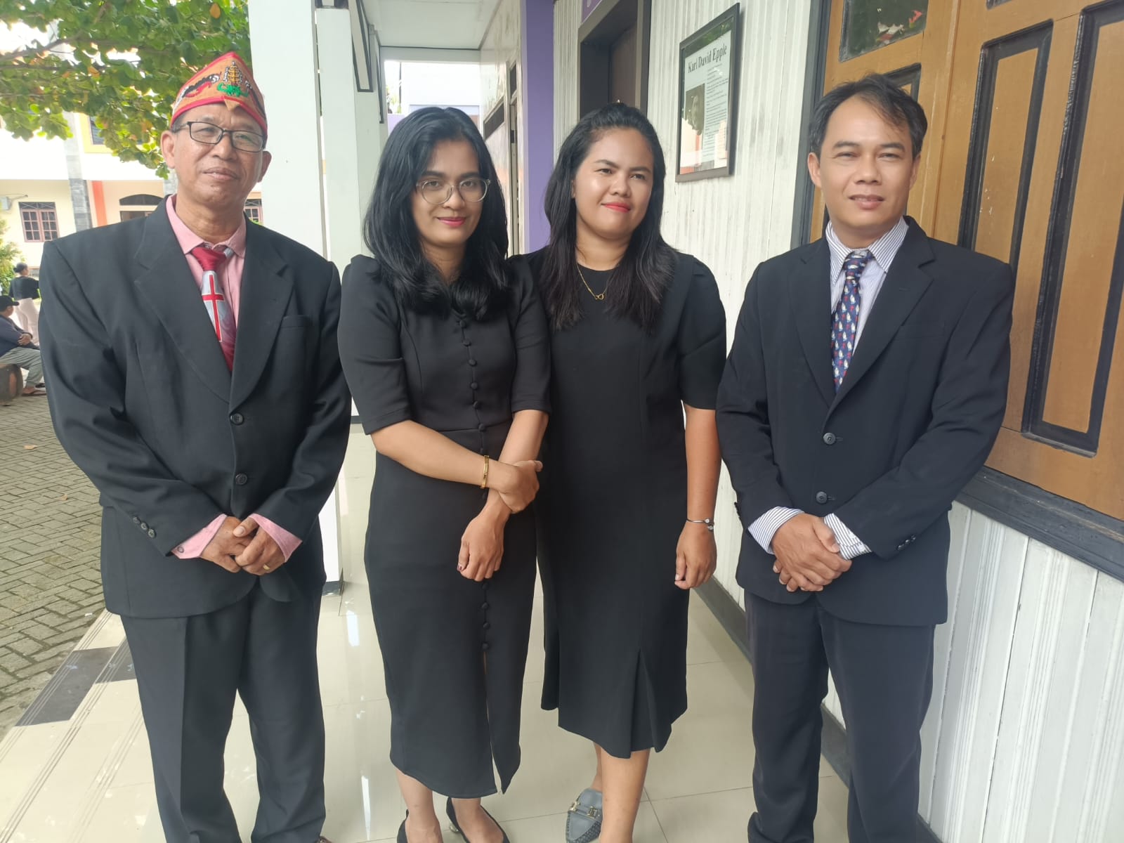 KEPALA Sekolah SD Kristen Banjarmasin Sutarna Spd (kiri) dan Ketua Komite Sekolah, Pdt Sanon MTh (kanan) mengapit dua anggota komite sekolah (foto Mercy)