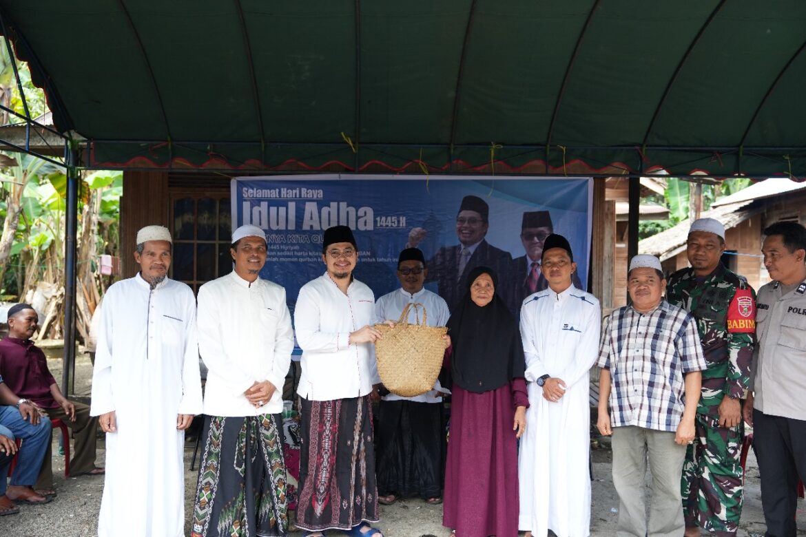 Bupati HST Serahkan Daging Qurban