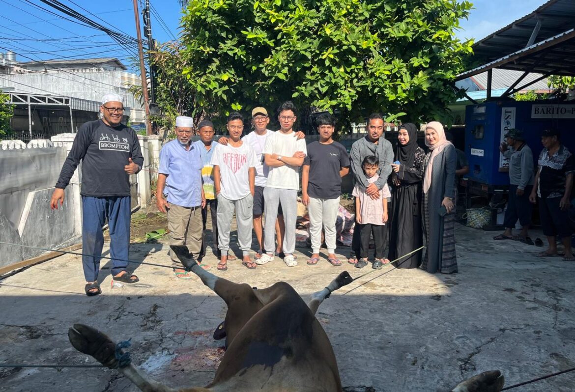 Pemimpin Umum Barito Post, H Guntur Prawira bersama keluarga foto bersama setelah pemotongan sapi qurban, di Jalan Gunung Sari Raya, Kelurahan Teluk Dalam, Banjarmasin, Senin (17/6/2024. (foto : iman satria/ brt)