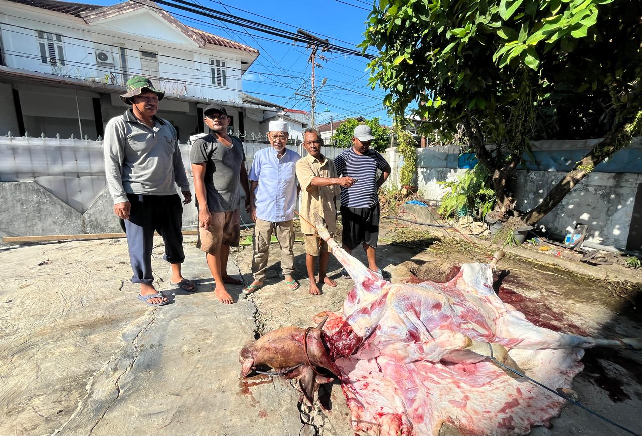 Pemotongan Hewan Kurban oleh SKH Barito Post