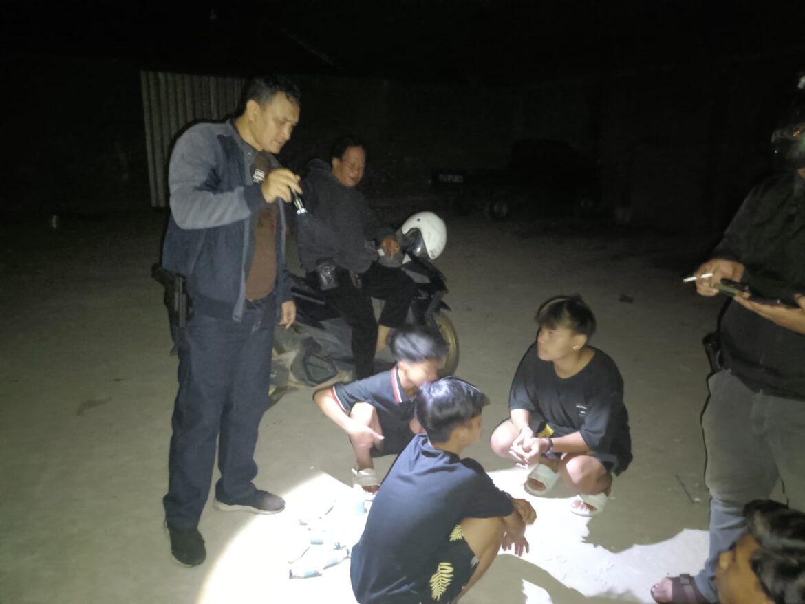 TEMUKAN MIRAS - Patroli jajaran Polsek Banjarmasin Timur saat melakukan razia kamtibmas terkait antisipasi geng motor, Jumat (21/6/2024) malam. (foto:ist)