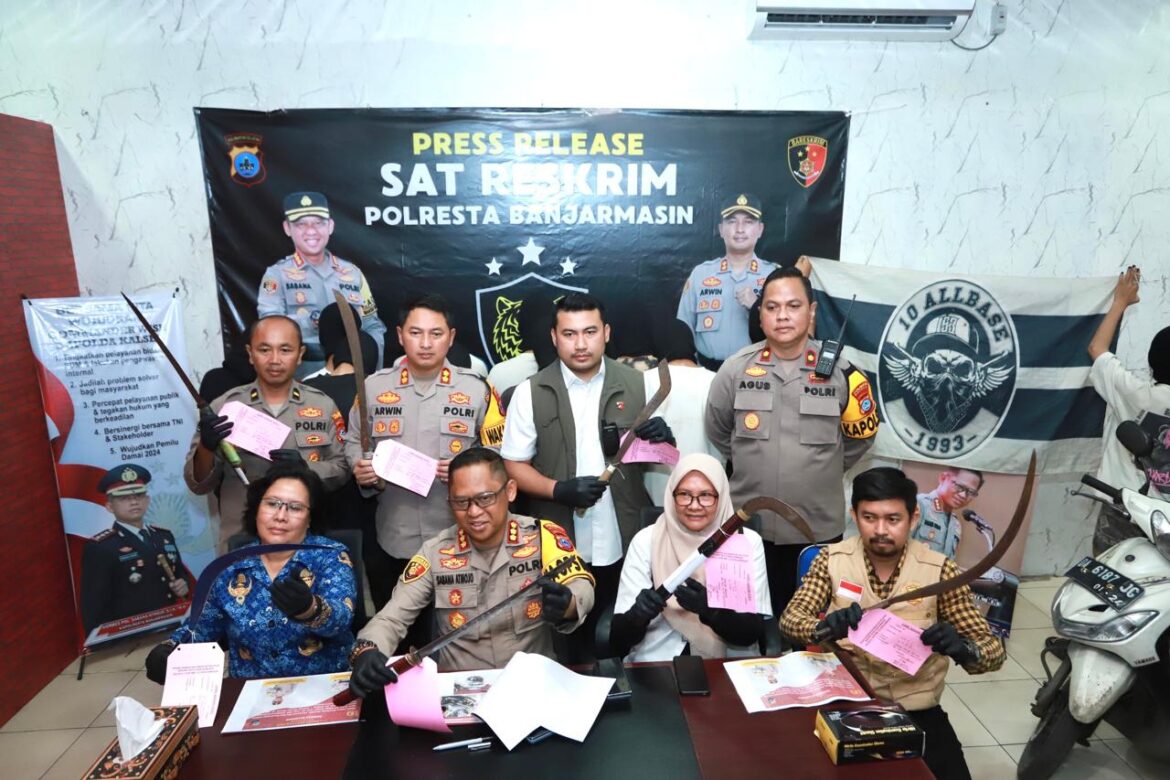 GANG MOTOR - Kapolresta Banjarmasin Kombes Pol Sabana Atmojo Martosumito dalam Press Release Geng Motor Bawa Sajam, yang didampingi Kasat Reskrim AKP Eri Alsepa dan Kapolsel Selatan Kompol Agus Sugianto serta Kasi Humas, juga mengundang Kepala UPPA Kota Banjarmasin serta LBH Unlam dan Bapas, Rabu (19/6/2024) malam. (foto:sum/brt)