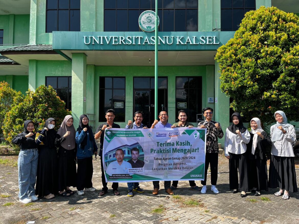 Foto bersama mahasiswa UNUKASE dan Diskominfo Banjarbaru.