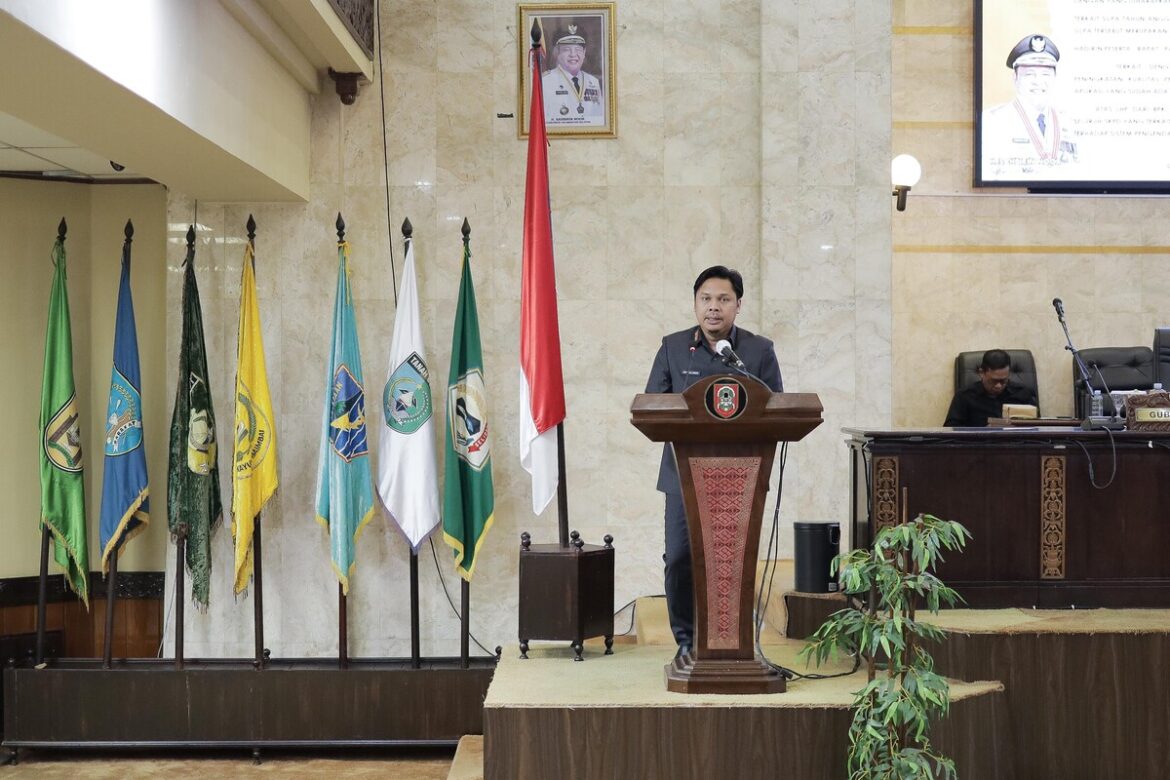 Sekda Provinsi Kalsel, Ir Roy Rizali Anwar, ST, MT membacakan sambutan tertulis Gubernur Kalsel, H Sahbirin Noor dalam rapat paripurna DPRD Provinsi Kalsel di Banjarmasin.(foto : humasdprdkalsel)