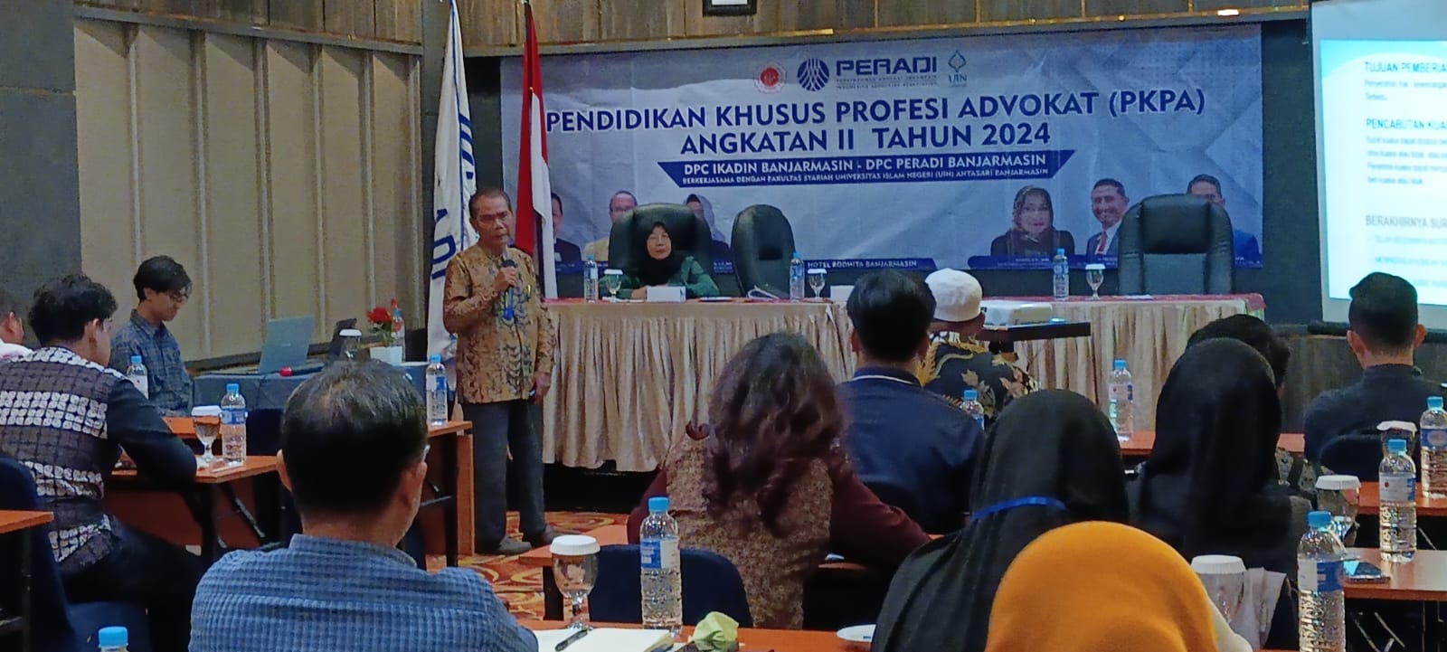 Mantan Hakim Adhoc Pengadilan Hubungan Industrial (PHI) Pengadilan Negeri (PN) Banjarmasin, H Hasan Yuniar Saat Menyampaikan Materi Teknik Pembuatan Surat Kuasa dan Surat Gugatan