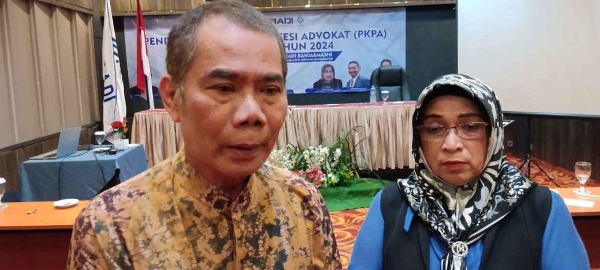 Mantan Hakim Adhoc Pengadilan Hubungan Industrial (PHI) Pengadilan Negeri (PN) Banjarmasin, H Hasan Yuniar didampingi Sekretaris IKadin Rosida SH (foto:baritopost)