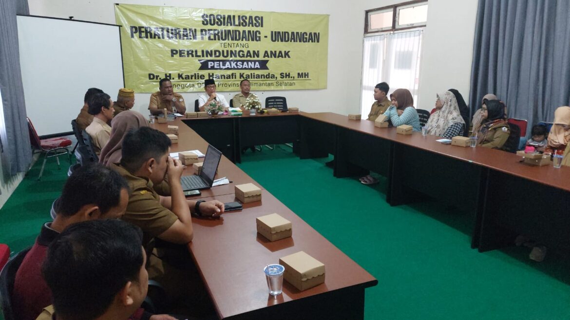 Anggota Komisi II DPRD Provinsi Kalsel Dr H Karlie Hanafi Kalianda, SH MH saat memaparkan materi Sosialisasi tentang Perlindungan Anak di Kantor Badan Kesbangpol Kabupaten Batola di Marabahan.(foto : ist)