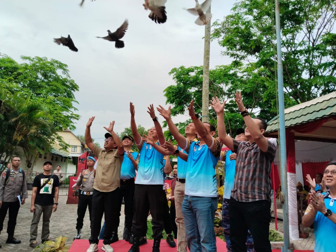 LEPAS BURUNG - Lomba Kapolda Kalsel Cup Lomba Burung Tingkat Nasional, dalam rangka HUT Bhayangkara ke 78, ditandai dengan melepas Burung dara oleh Forkopimda setenpat, Minggu (22/6/2024) pagi. (foto:sum/brt)